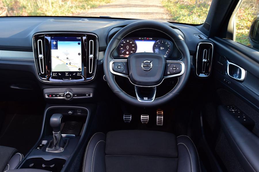 Торпедо Volvo XC40 T3 R-Design 2018 года  (UK) (фото 2 из 13)